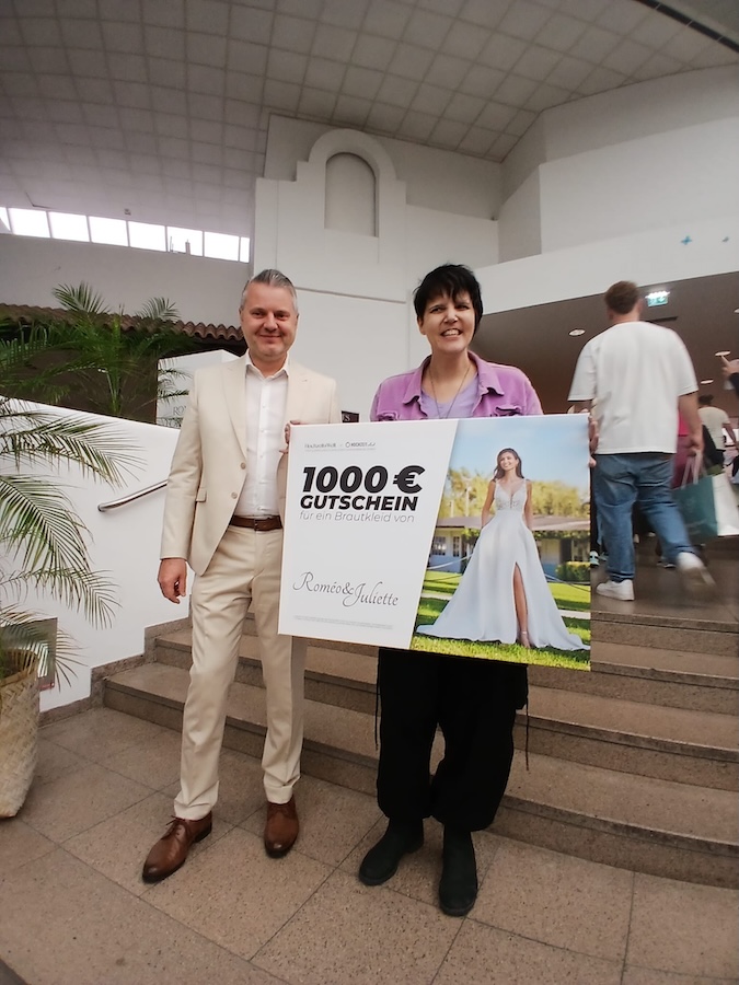 Karoline mit einem Gutschein für ein Hochzeitskleid
